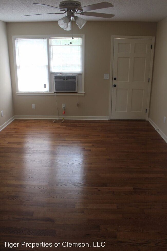 Building Photo - 2 br, 1 bath Room For Rent - 242 Cochran Rd