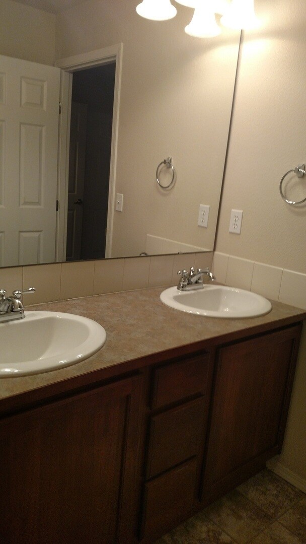 Building Photo - Beautiful 2BD/1.5BA Condo located in the Edgewater at South Hill