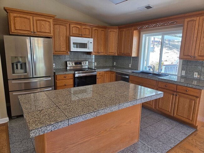 Building Photo - Charming Home in the Desirable Willow Spri...