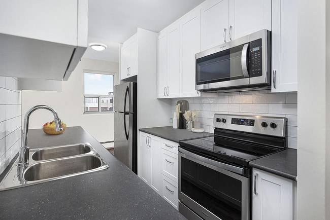 Building Photo - 1050 Castlefield Avenue