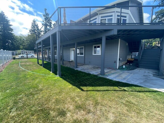 Foto del edificio - Spacious and Modern 3 Bedroom Sunlit Basem...