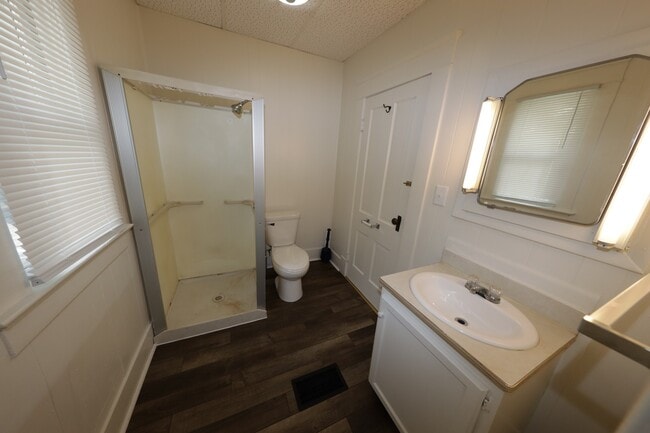 Building Photo - 521 Dewey Ave