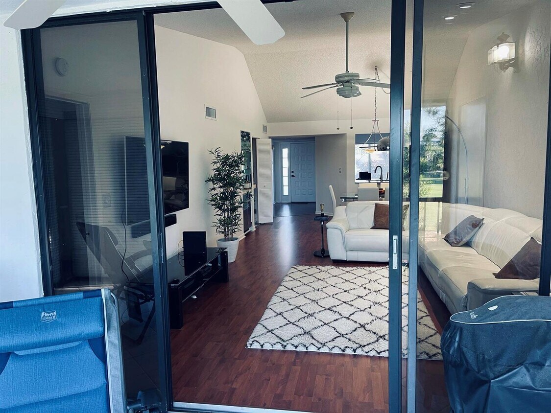 Foto principal - 7473 Glendevon Ln
