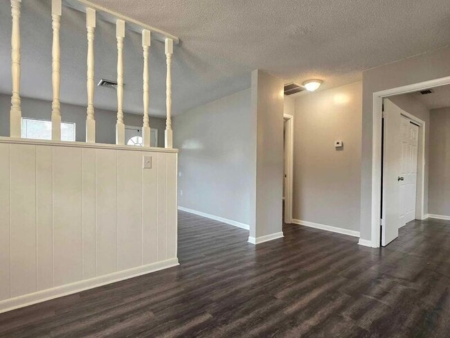 Building Photo - 835 Castle Way