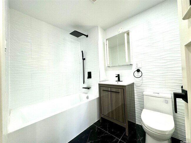 Foto del edificio - 105-25 65th Rd