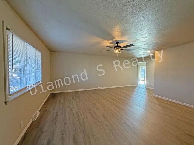 Foto del edificio - Charming 3 Bedroom Home with HUGE Shop!