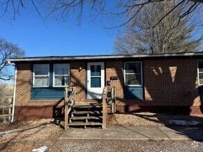 Building Photo - 223 Hanna Ln