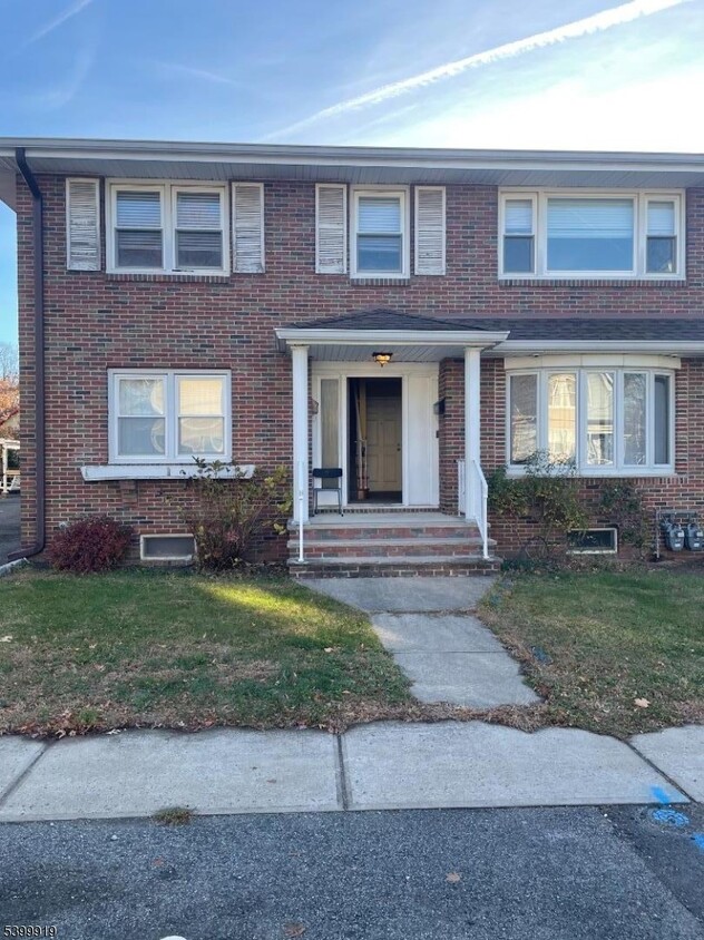 Primary Photo - 113 Hawthorne Ave