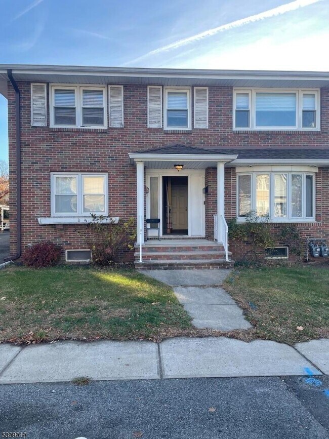 Building Photo - 113 Hawthorne Ave