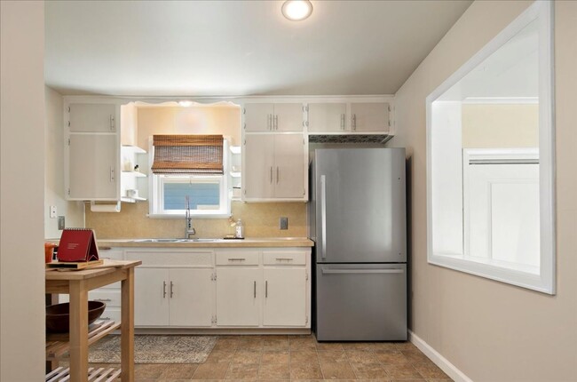 Building Photo - 2 Bedroom Cottage in the North End with to...