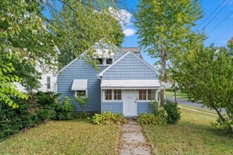 Building Photo - 518 Quaker Ln S