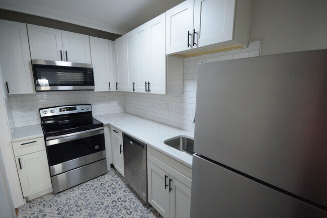 Building Photo - 720 W 38th St