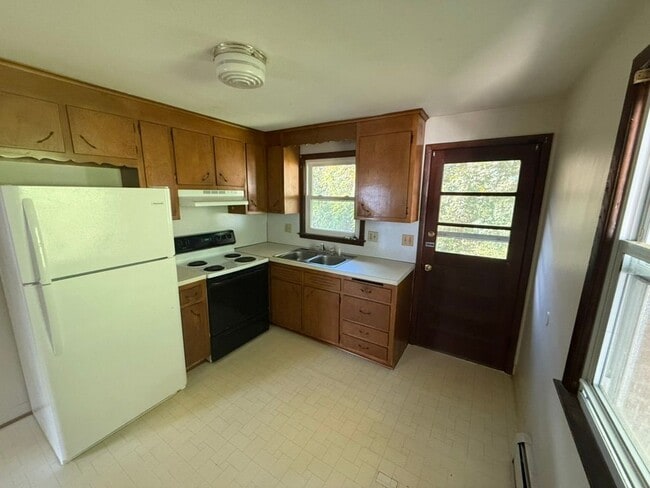 Building Photo - 372 Park St Building Photo - 372 Park St