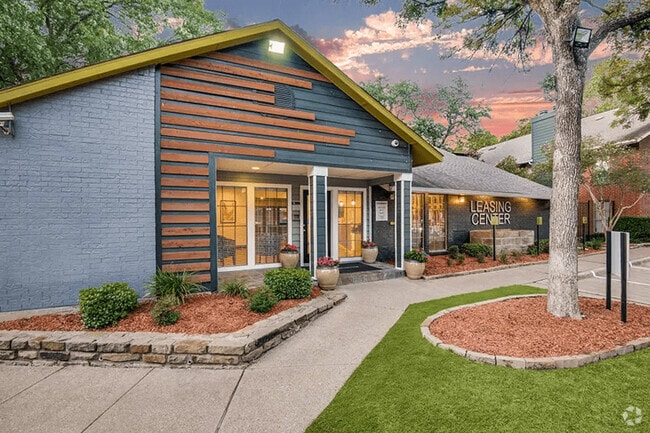 Building Photo - Cottonwood