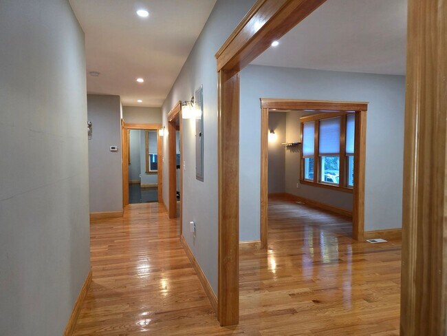 Building Photo - No Brokers Fee, Central Heat/AC, In-Unit Washer and Dryer, Central Location, Parking Included