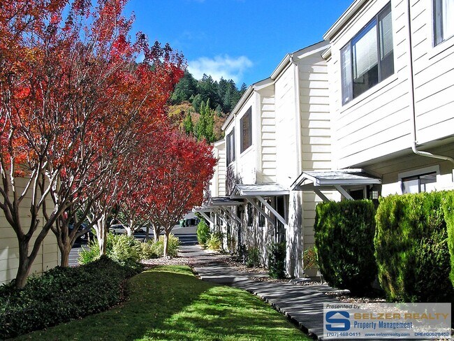 Foto del edificio - Charming 2 bd. condo in a lovely west hills setting!