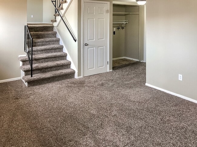 Building Photo - 4 Bed 2 Bath Home with 2 Car Garage and Fe...
