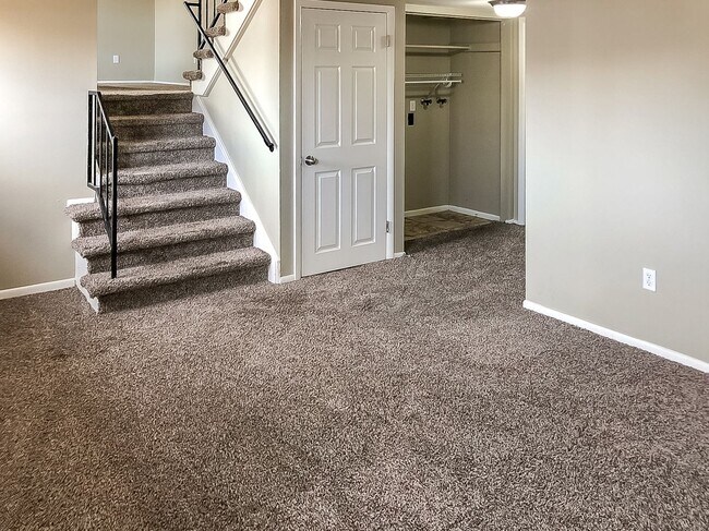 Foto del edificio - 4 Bed 2 Bath Home with 2 Car Garage and Fe...