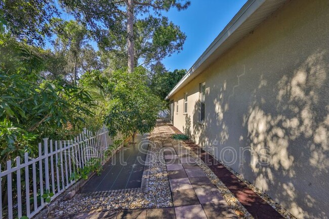 Foto del edificio - 15820 49th Street N