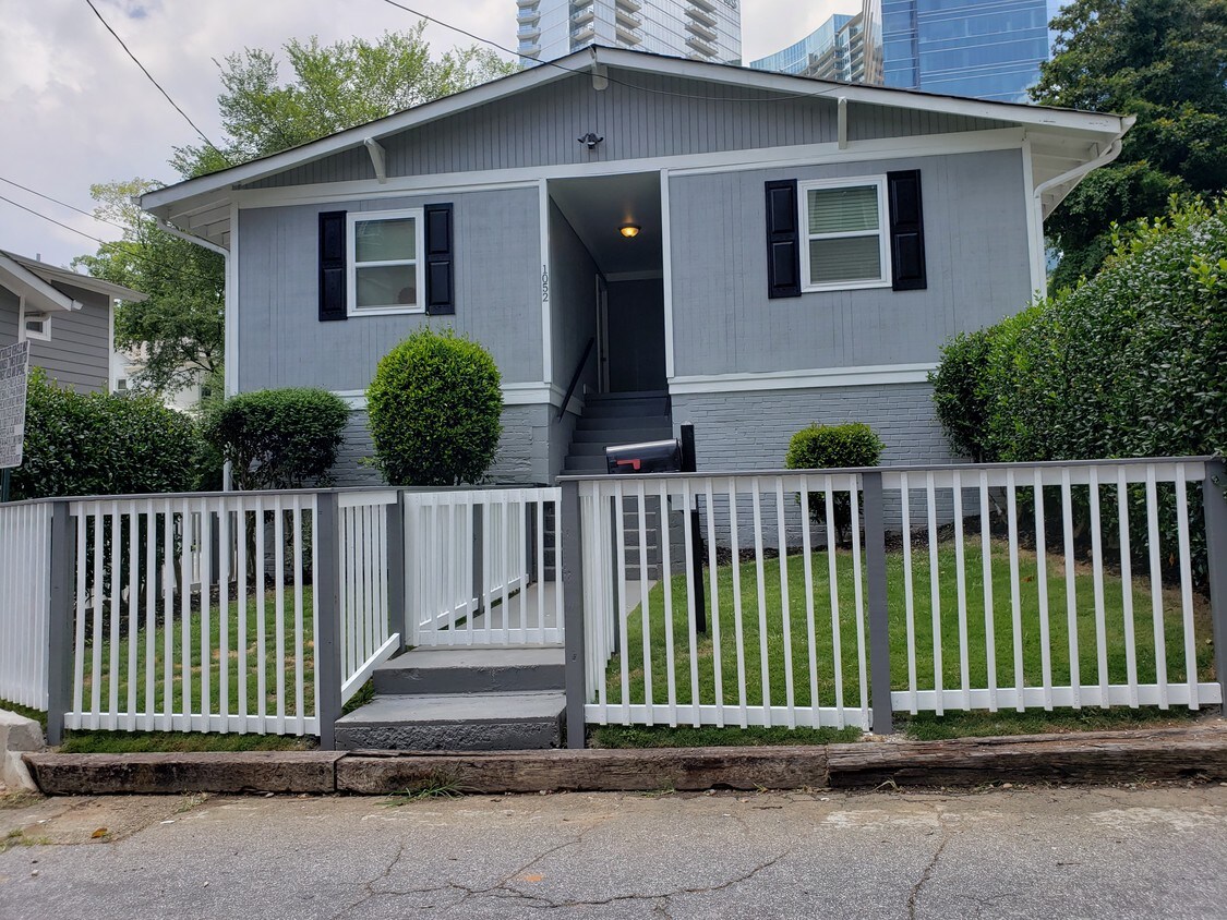 Foto principal - 1052 Dickson Pl NE