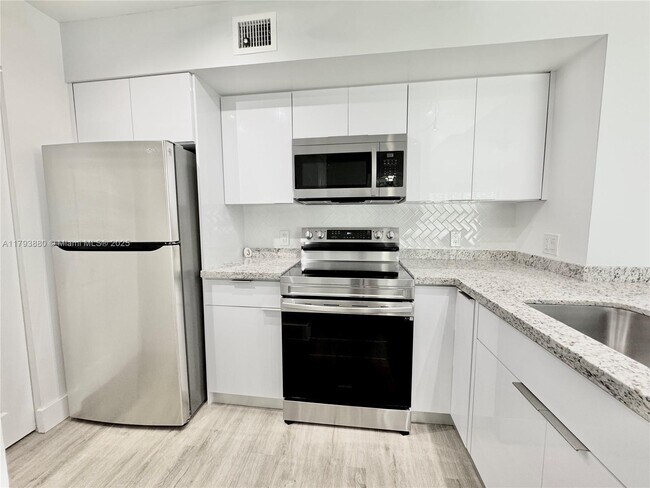 Foto del edificio - 677 NW 170th Ter