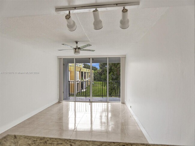 Foto del edificio - 9210 Fontainebleau Blvd