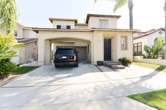 Building Photo - 10 Corte Pasillo