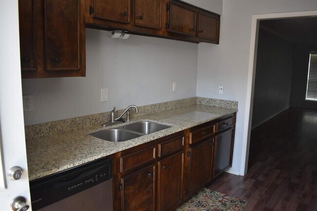 Foto del edificio - 1300 Eagle Lake Rd