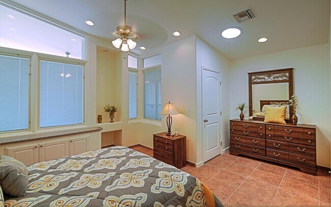 Building Photo - U of A  5 BEDROOM