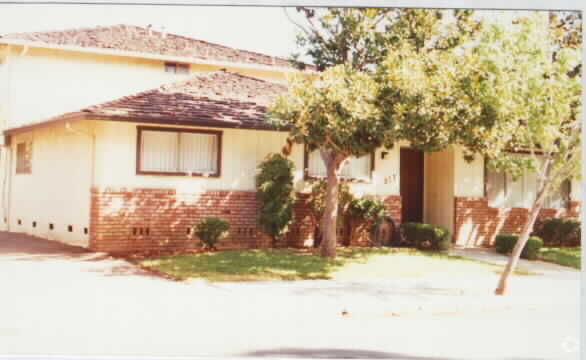 Building Photo - 237 Hollis Ave