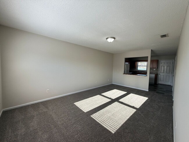 Building Photo - Nice 2 bedroom duplex