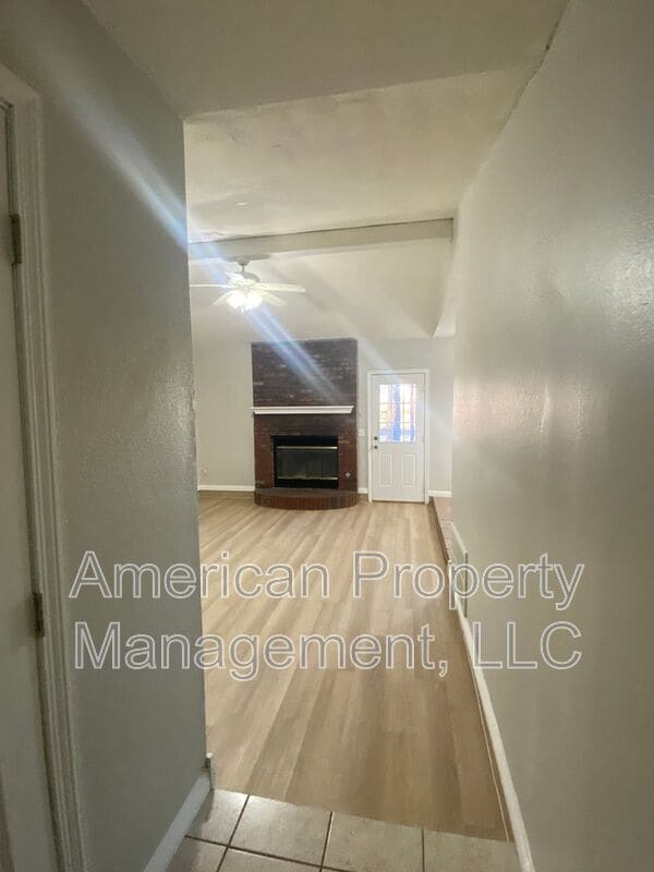 Building Photo - 1132 N Hickory Dr