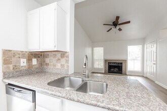 Building Photo - 3900 Woodchase Dr