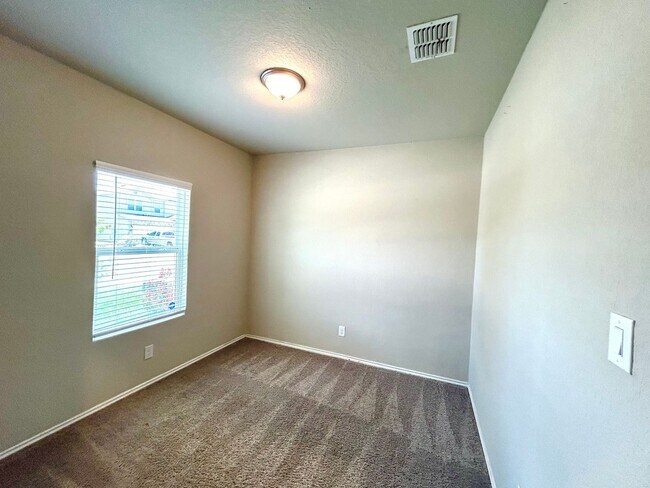 Foto del edificio - Beautiful 3-Bedroom Home with Office, Community Pool & Large Fenced Yard!