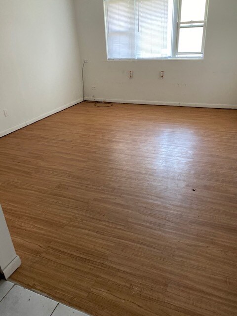 Building Photo - 300 N Seymour Ave
