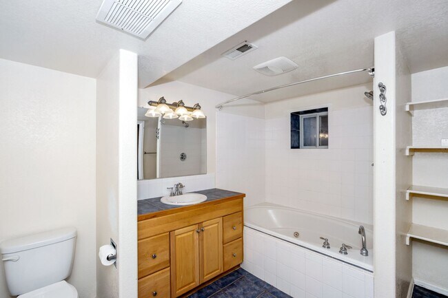 Foto del edificio - Massive Yard & Quiet Neighborhood