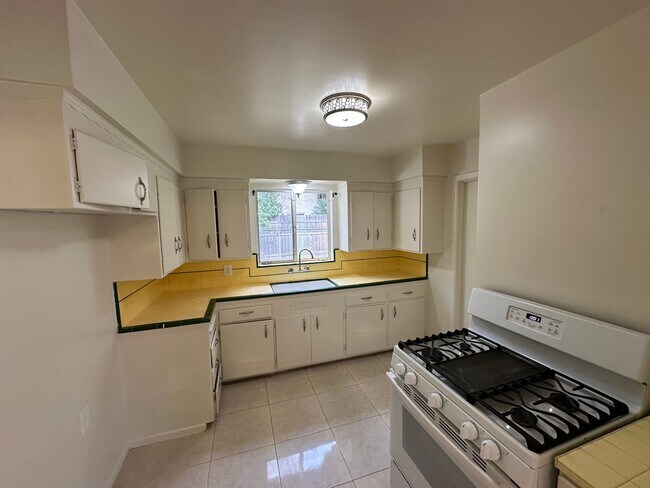 Foto del edificio - 3120 Alder Way