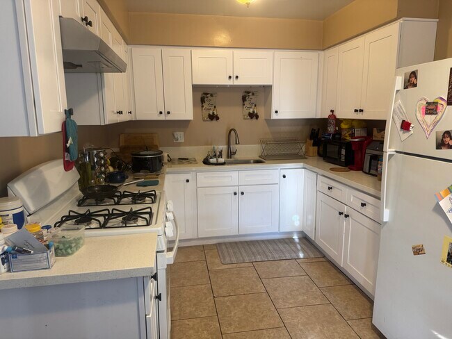 Foto del edificio - 1145 Olive Tree Ln