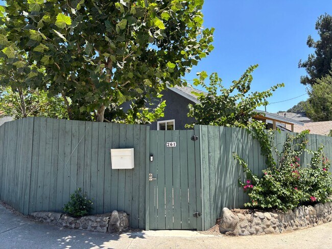 Foto del edificio - Charming 3bed/2 Bath Private Gated Main House with Vaulted Ceilings, Parking, and Laundry in the ...