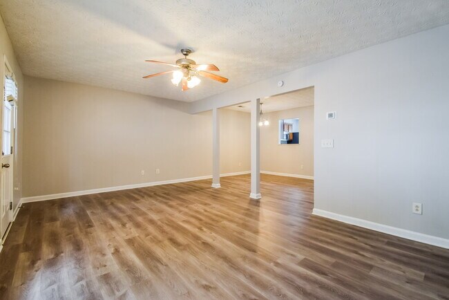 Building Photo - 2400 Piering Dr