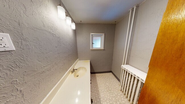 Building Photo - Spacious 2 Bed 1.5 Bath Home with Garage f...