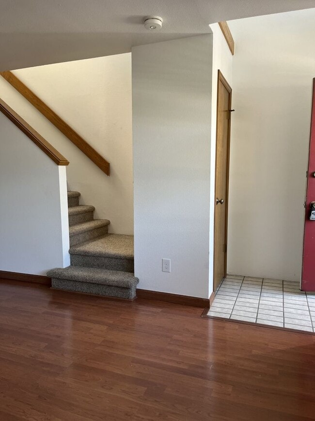 Building Photo - Sunny, Contemporary Two-Story Second Floor...
