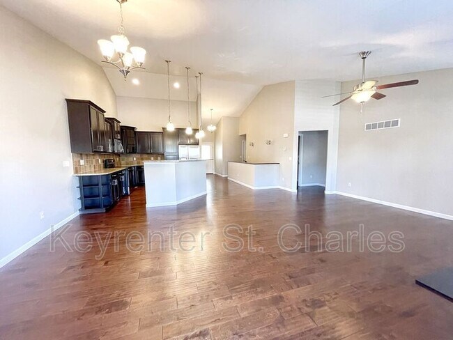 Building Photo - 498 Angelique Pl