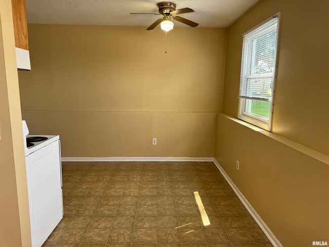 Building Photo - 415 W Cedar Ln Dr