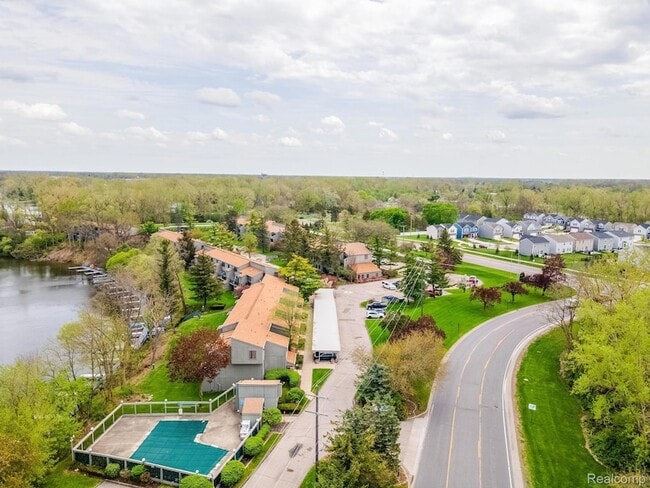 Building Photo - 9663 Bayview Dr