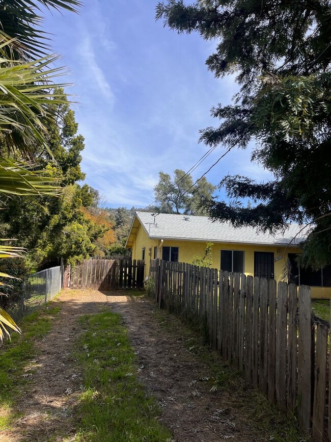 Building Photo - Beautiful Fallbrook duplex with 2 bedrooms...