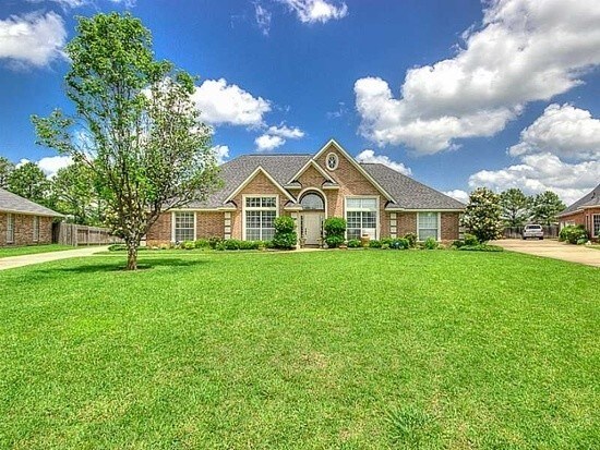 Primary Photo - *GORGEOUS 4 BR CARRIAGE OAKS*