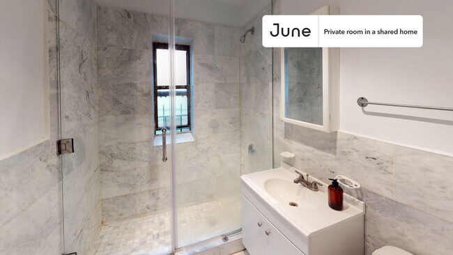 Foto del edificio - Room in Shared 2 bed/1 bath home