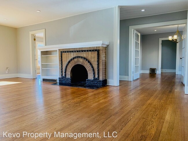 Building Photo - 3019 1/2 N Robinson Ave