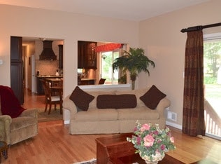 Sala de estar - 1124 Van Arsdale Dr